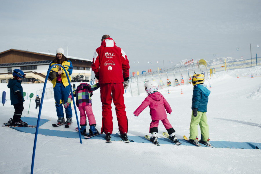 Erfahrene Skilehrer helfen bei den ersten Schwüngen.