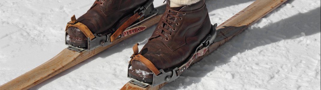 Die Anfänge des Skisports liegen Jahrtausende zurück. Einfache Holzbretter dienten einst der Fortbewegung im Schnee.