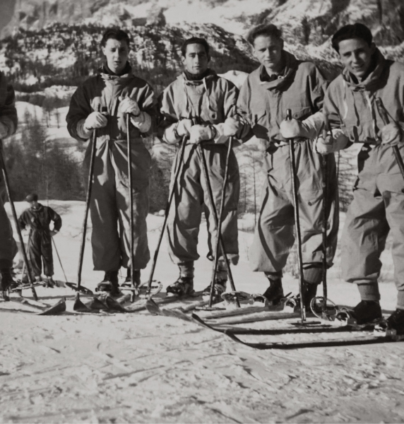 In den 1930er- und 40er-Jahren setzte sich der Zwei-Skistock-Stil durch, und erste funktionale Skibekleidung ersetzte schwere Wollmäntel.