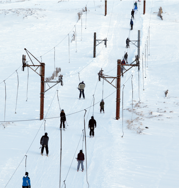 Meilenstein für den Skitourismus: Der Schlepplift ersparte mühsame Aufstiege und eröffnete Wintersportlern den Weg zu mehr Abfahrten pro Tag.