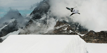 Vom Anfänger bis zum Pro - im Snowpark "Winter Zermatt" findet jeder die richtige Line.