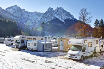 Mit dem Skibus geht's vom Camping Resort Zugspitze auf die Pisten von Garmisch-Classic.