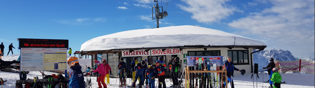 Extrem praktisch: Skiverleih und Skiservice direkt am Berg!