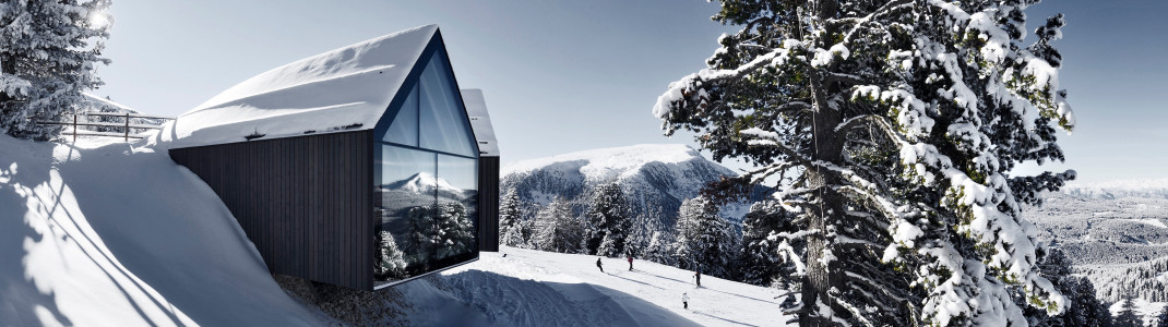 Die Berghütte Oberholz fügt sich mit ihren großen Fensterportalen einzigartig in die Eggentaler Bergwelt ein.