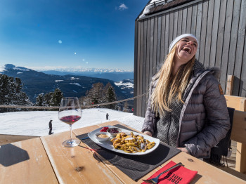 Auf den Skihütten entlang der Latemar Ronda genießt du leckere Südtiroler Küche auf der Sonnenterrasse.