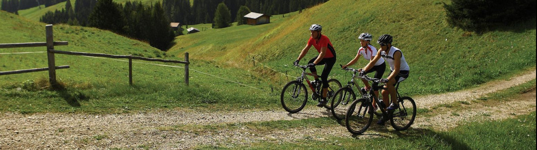 Im Sommer bieten sich die Dolomiten hervorragend zum Radfahren und Wandern an.