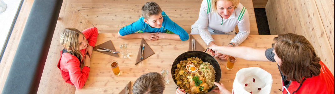 Gemütlich einkehren können Familien unter anderem in der modernen SkiArena.