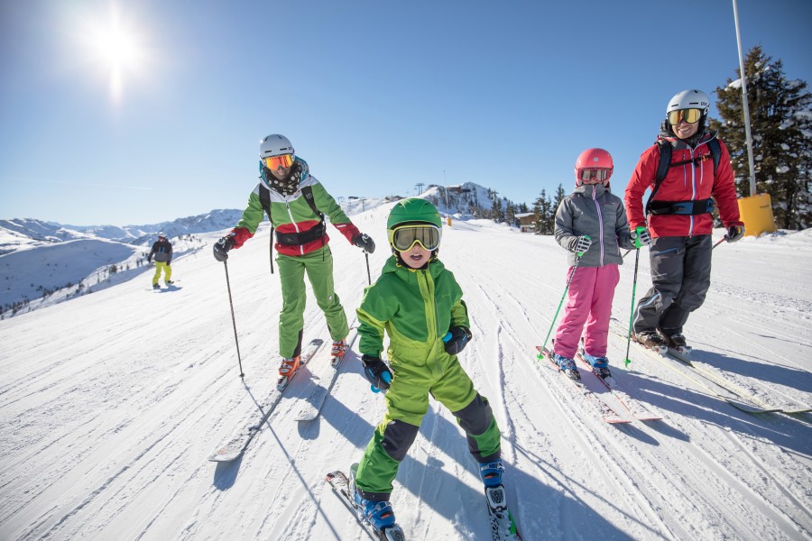 Anfängerfreundliche breite Pisten und jede Menge Highlights sorgen für Spaß auf den vier Skibergen.