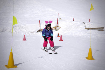 Im Bobo Kinderclub im Skizentrum Hochpustertal in Sillian lernen Kinder spielend das Skifahren.