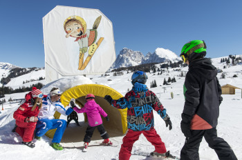 Die Hexe Nix führt die Kids durch das Skigebiet.