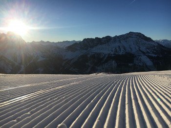 Das lässt das Skifahrerherz jubeln: Unberührte Pisten im ersten Sonnenlicht.
