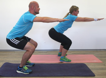 Es muss nicht immer ein Fitnessstudio sein. Auch zu Hause kann man Kraftübungen machen.