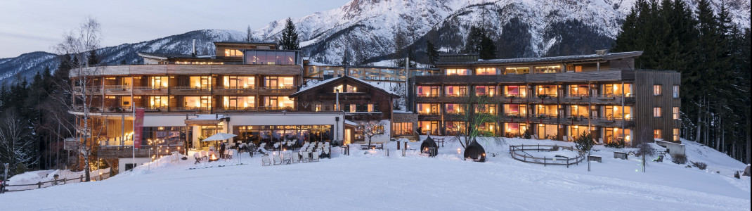 Das Holzhotel Forsthofalm liegt in toller Alleinlage direkt an der Skipiste.