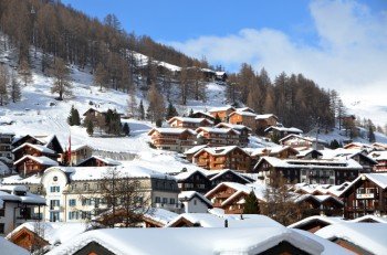 Blick auf das autofreie Dorf Saas-Fee in der Schweiz