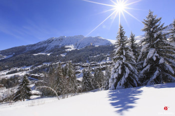 Der idyllische Skiort Valmorel inmitten verschneiter Winterlandschaft