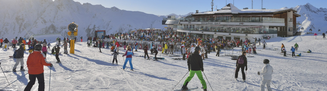 Sonnenschein, tolle Pisten und spektakuläre Veranstaltungen erwarten Wintersportler in Ischgl.