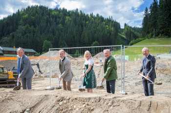 Spatenstich zur neuen Mooslehenbahn mit Bürgermeister Mooslechner, Eigentümerfamilie Moosleitner und Landeshauptmann Haslauer (v.l.).
