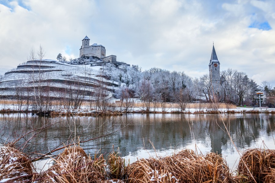 Blick auf die winterliche Burg Gutenberg