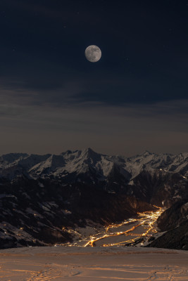 Auf der Fahrt im Mondschein erwartet dich ein atemberaubender Blick ins beleuchtete Tal.