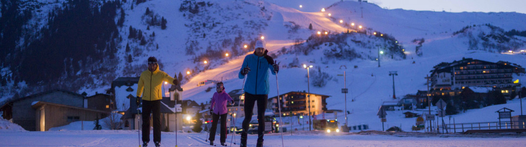 Auf der 2,2 km langen Nachtloipe von Galtür nach Wirl kannst du bis 22 Uhr dem Wintersport-Vergnügen nachgehen.