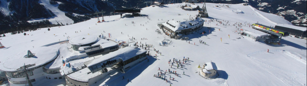 Sonnenskilauf bei besten Bedingungen am Kronplatz in Südtirol. Noch bis 15. April läuft hier die Saison.