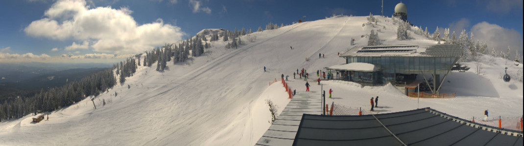 Länger als geplant läuft die Skisaison heuer am Arber im Bayerischen Wald. Bis 9. April sind die Lifte in Betrieb.