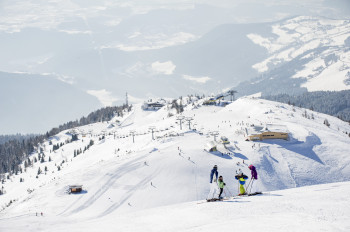Über 50 schneesichere Pistenkilometer erwarten Wintersportler im Skigebiet.