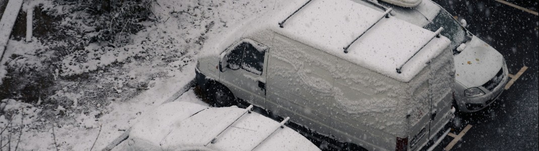 Sobald die ersten Anzeichen von Schnee und Glätte da sind, muss gestreut werden.