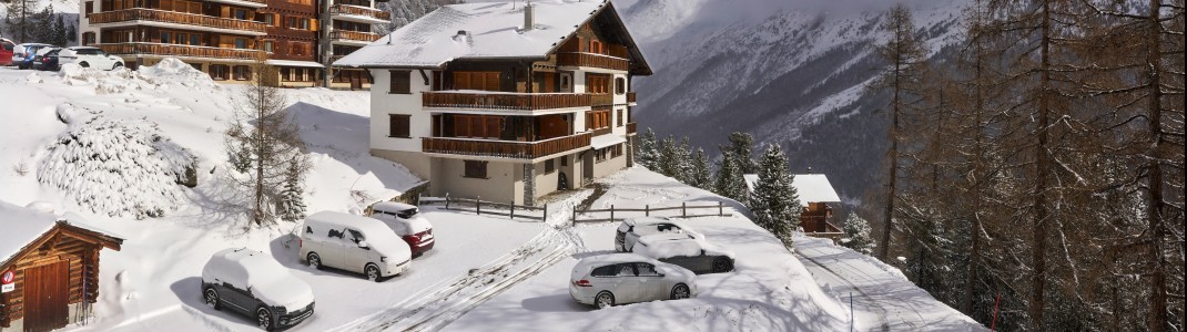 Glatte Parkplätze können im Skiurlaub schnell gefährlich werden. Wir sagen euch, was Betreiber beachten müssen.