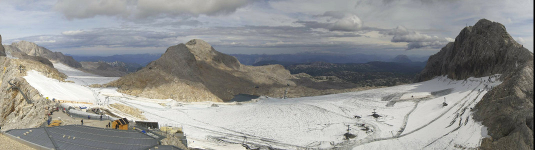 Die Hitze im Sommer und der wenig Schnee im vergangenen Winter hatten dem Dachstein Gletscher stark zugesetzt. (Webcambild vom 13.9.)