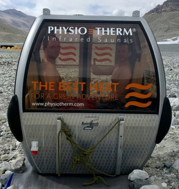 Die Extremsportler erwartet seit April eine Infrarotkabine mit LED-Beleuchtung und duftendem Tiroler Zirbenholz am Base Camp.