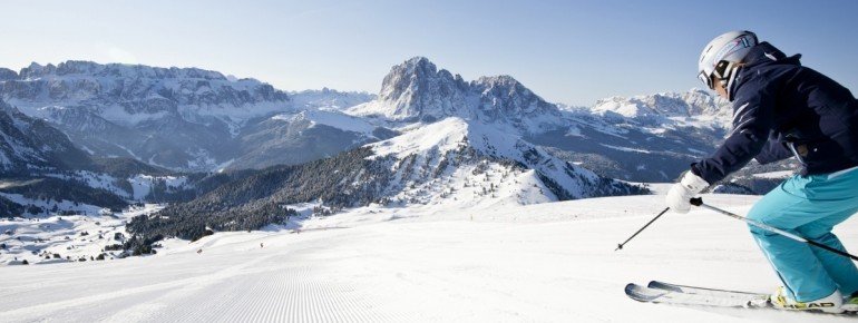 Skifahren mit Blick auf den Langkofel und den Sellastock.