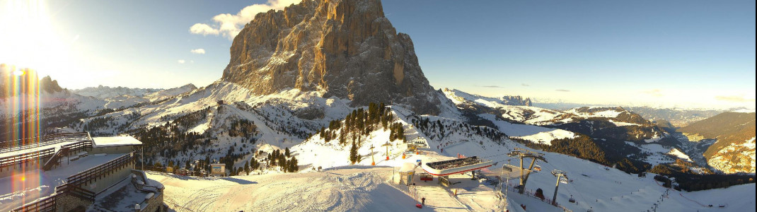 Die Bergstation am Ciampinoi mit Blick auf den Langkofel kurz vor Saisonstart.