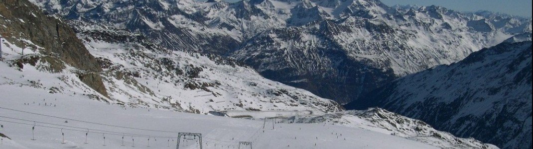 In Sölden hast du am Tiefenbachgletscher eine herrliche Aussicht auf die Berge des Ötztals