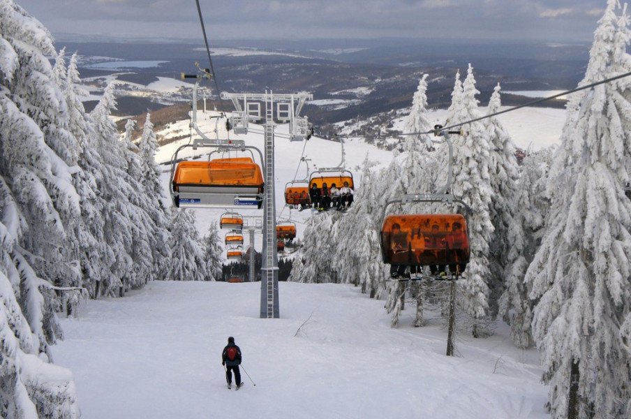 Der Cine Star Express war bei seiner Einweihung 2012 der erste Sessellift mit oranger Wetterschutzhaube in der Tschechischen Republik.