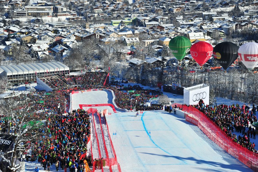 With up to 140 km/h the downhill skiers jump over the last edge to the finish.