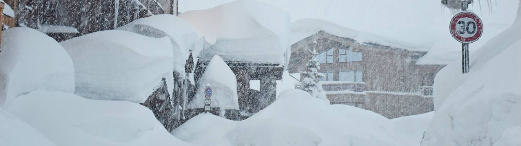 Tief verschneit ist Tignes in den französischen Alpen. Seit Montag ist hier das Skigebiet geschlossen.