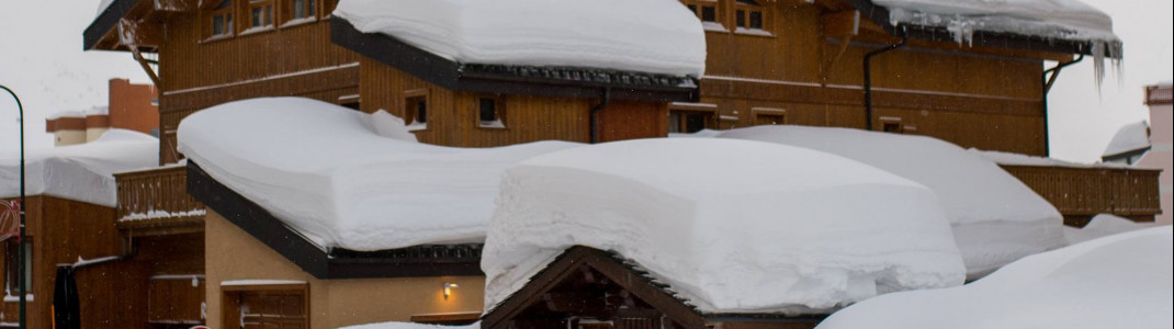 Schnee über Schnee auf den Dächern in Val Thorens.