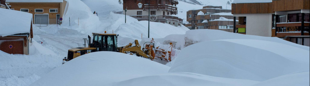 Mit schwerem Gerät versuchen die Bewohner den Schneemassen Herr zu werden.