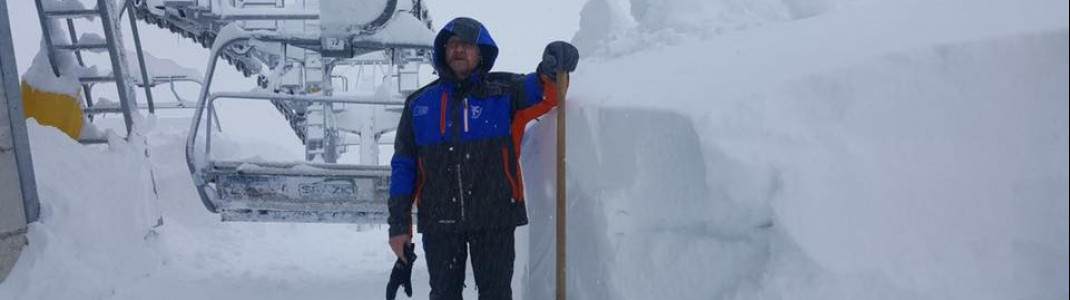 Im Skigebiet La Belle Montagne in Frankreich überragt der Neuschnee die Liftmitarbeiter.