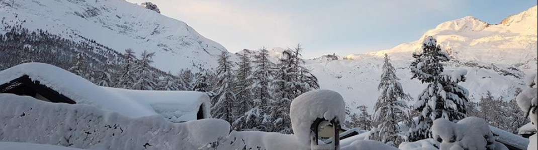 Ein traumhafter Mittwochmorgen aus Saas-Fee, das zu diesem Zeitpunkt von der Außenwelt abgeschnitten war.