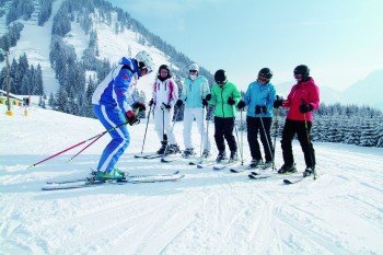 Mit einem Skilehrer machen sich die Wintersportler fit für ihren Pisten-Führerschein.