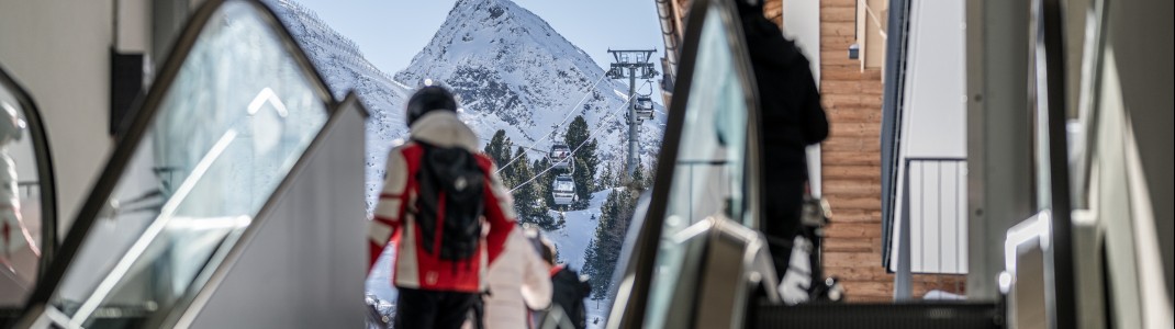 Mit der Rolltreppe fährst du vom Skikeller direkt hoch zur Piste.