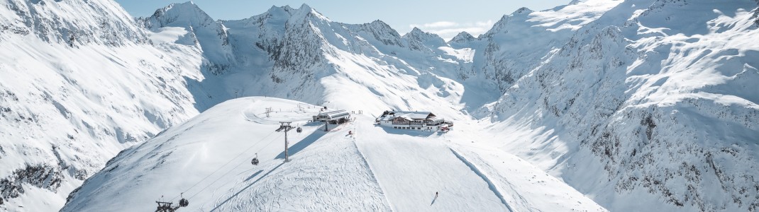 Umgeben von 21 Dreitausendern bietet das Skigebiet ein beeindruckendes Panorama.