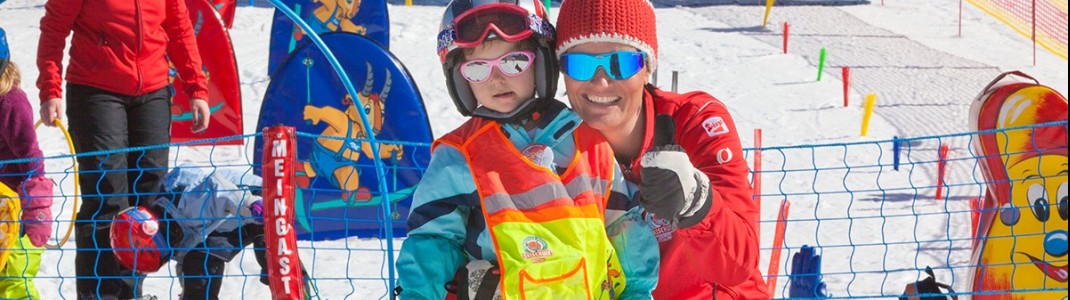 An ausgewählten Terminen zwischen Dezember und Mai werden Kinder bis 6 Jahren kostenlos in der Skischule betreut.