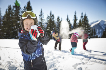 Winterwandern, Schneeballschlacht und vieles mehr - Saalbach Hinterglemm bietet jede Menge winterliche Freizeitaktivitäten.