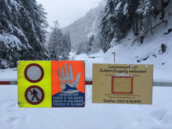 Über 300 Straßen in Bayern und Österreich sind derzeit gesperrt wegen Lawinengefahr und Baumbruch. Darunter auch das Talende im Pitztal.