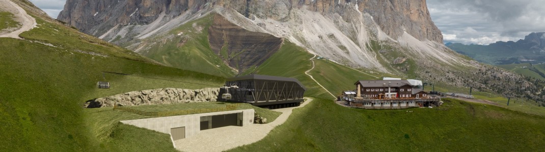 Neue Lage, neues Design: Die neue Bergstation am Col Rodella punktet mit Glasfassade und unterirdischer Kabinenlagerung.