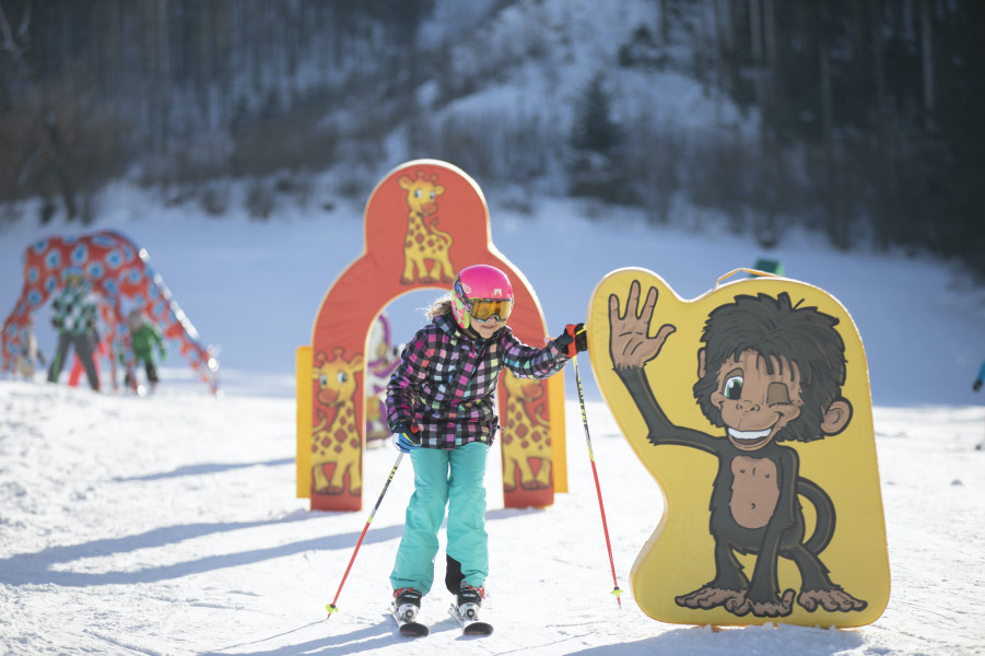 In vielen Skigebieten gibt es Funslopes und Kinderländer an den Übungshängen.
