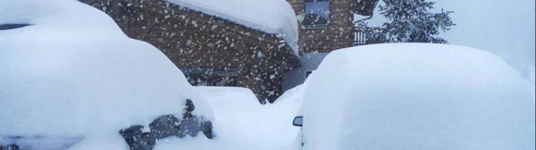 Zugeschneite Autos im italienischen Skiort Livigno in der Lombardei.